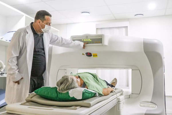 Maquina de ressonância aberta