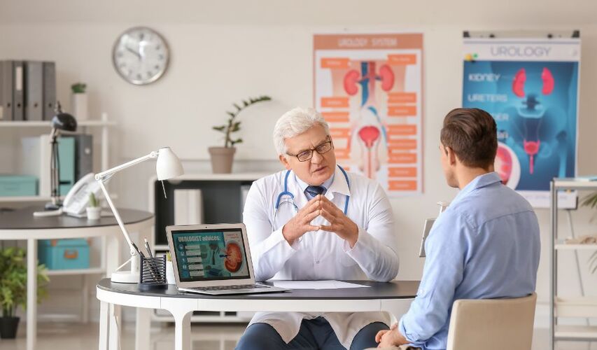 Paciente em consulta com urologista para investigar sangue na urina.